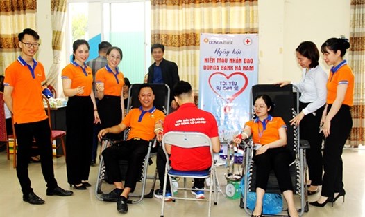  Công nhân lao động Hà Nam tham gia hiến máu tình nguyện. Ảnh: Khánh Nguyễn