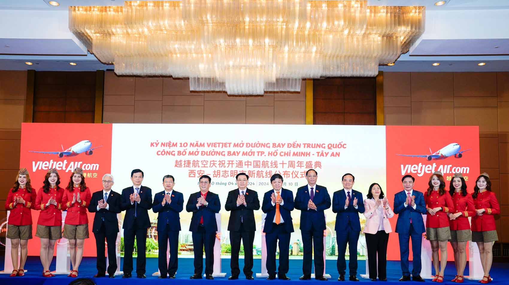 Chủ tịch Quốc hội Vương Đình Huệ cùng đoàn lãnh đạo cấp cao Việt Nam - Trung Quốc tham dự lễ kỷ niệm 10 năm bay Trung Quốc và công bố đường bay TP Hồ Chí Minh - Tây An của Vietjet. Ảnh: Phương Tuyền  