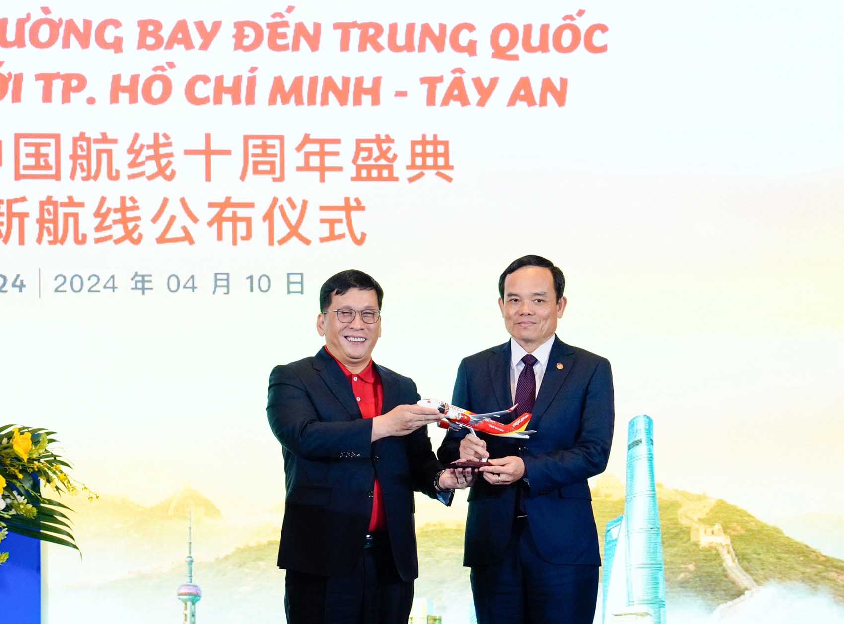 Phó Thủ tướng Trần Lưu Quang chúc mừng Vietjet với đường bay mới. Ảnh: Phương Tuyền