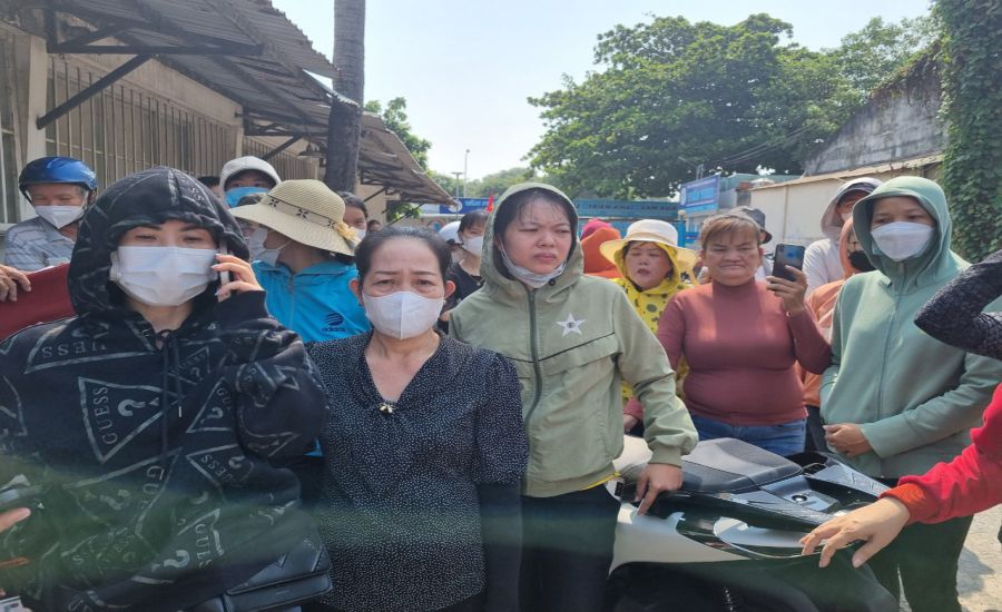 Công nhân Công ty Tuấn Vinh tập trung tại công ty để đòi nợ lương sáng ngày 10.4. Ảnh: Nam Dương