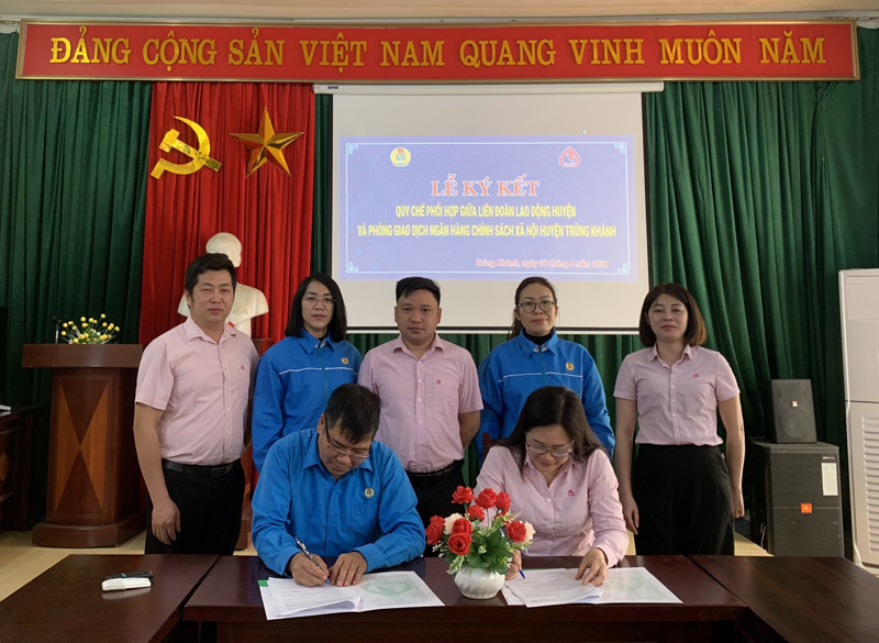 LĐLĐ huyện Trùng Khánh ký kết quy chế phối hợp, mang thêm lợi ích đến tay người lao động. Ảnh: Đơn vị cung cấp.