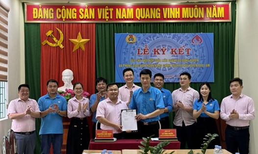LĐLĐ huyện Bảo Lâm (Cao Bằng) ký kết quy chế hợp tác với Phòng giao dịch Ngân hàng chính sách huyện. Ảnh: Đơn vị cung cấp.