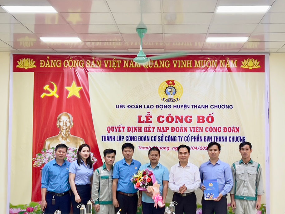 Lãnh đạo LĐLĐ huyện Thanh Chương trao quyết định thành lập Công đoàn Công ty cổ phần Tập đoàn y dược sâm Ngọc Linh Việt Nam