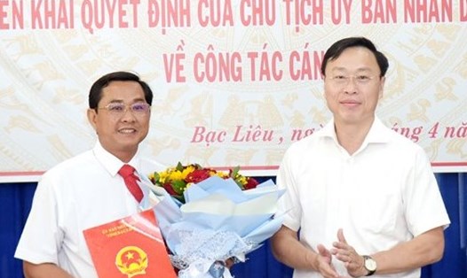 Ông Lê Hoàng Sao nhận quyết định bổ nhiệm của Chủ tịch UBND tỉnh làm Giám đốc Trung tâm dịch vụ đô thị. Ảnh: Nhật Hồ