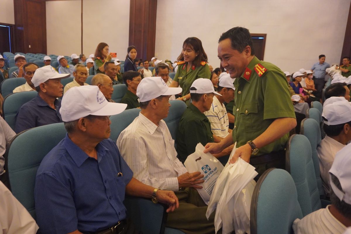 Trung tá Trần Quang Pháp – Phó Giám đốc Bệnh viện 199 – Bộ Công an tặng quà cho người có công với cách mạng. Ảnh: Văn Trực