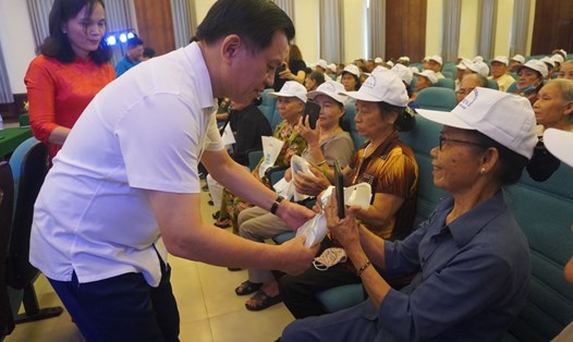 Thứ trưởng Bộ Lao động – Thương binh và Xã hội Nguyễn Bá Hoan tặng quà cho người có công với cách mạng. Ảnh: Văn Trực