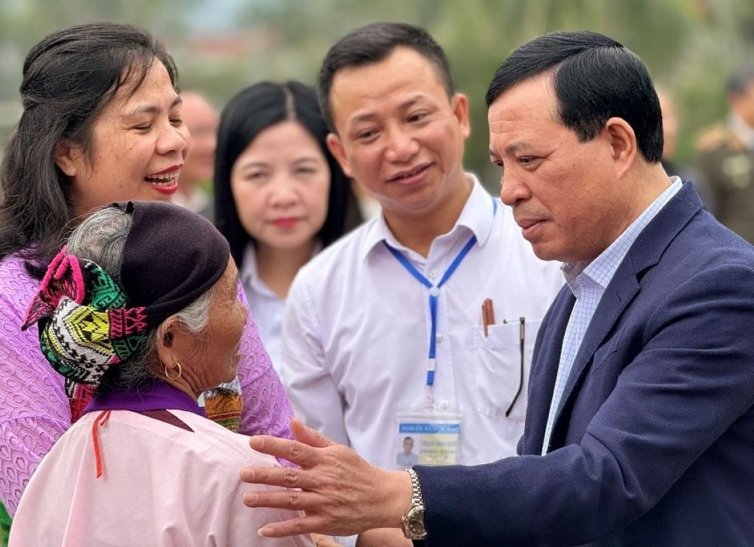 Ông Lại Thế Nguyên - Phó Bí thư Thường trực Tỉnh ủy Thanh Hóa trò chuyện với bà con huyện Ngọc Lặc tích cực xây dựng nông thôn mới. Ảnh: Quốc Hương