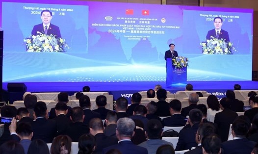 Chủ tịch Quốc hội Vương Đình Huệ phát biểu tại Diễn đàn Chính sách pháp luật thúc đẩy hợp tác đầu tư và thương mại Việt Nam - Trung Quốc. Ảnh: Nhan Sáng/TTXVN