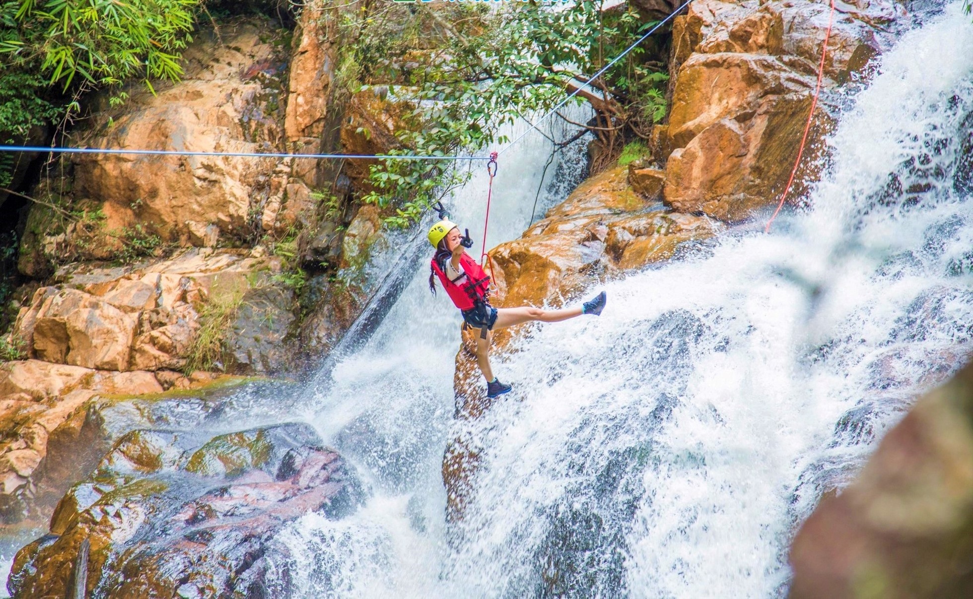 Du khách tham gia đu dây vượt thác ở Đà Lạt, tỉnh Lâm Đồng. Ảnh: Datanla High Rope Course