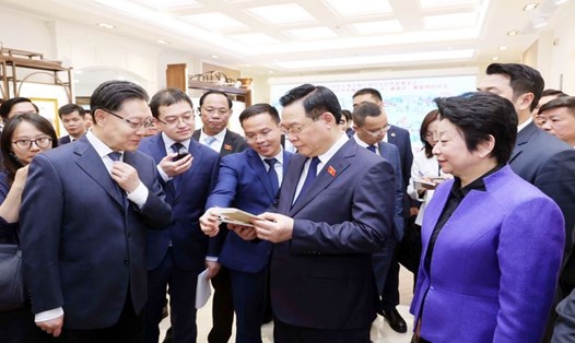 Chủ tịch Quốc hội Vương Đình Huệ thăm Trung tâm lập pháp Hồng Kiều. Ảnh: TTXVN
