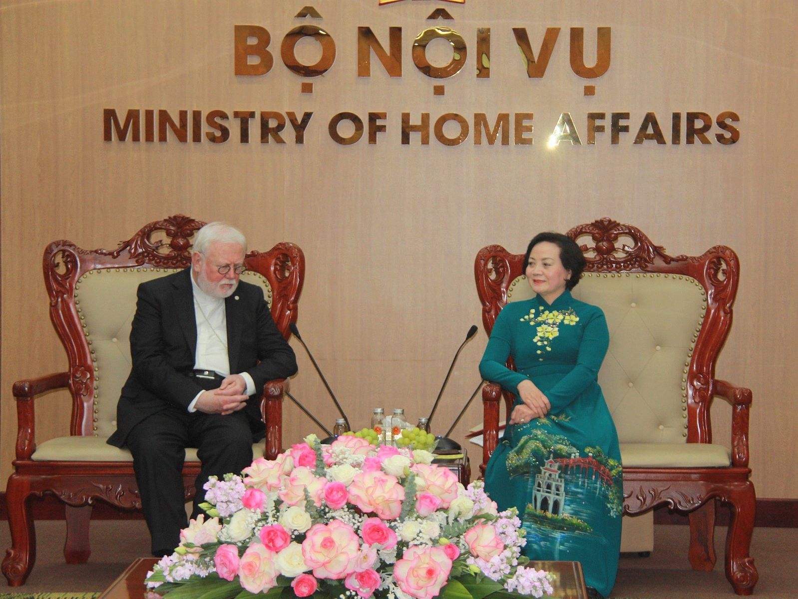 Bộ trưởng Nội vụ Phạm Thị Thanh Trà tiếp Tổng Giám mục Paul Richard Gallagher, Bộ trưởng Ngoại giao Tòa Thánh Vatican. Ảnh: Ban Tôn giáo Chính phủ 