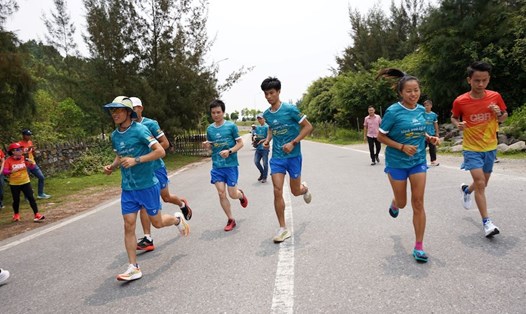 10 vận động viên chạy tiếp sức từ Quảng Bình đến Điện Biên với quãng đường 900km. Ảnh: Ban tổ chức 