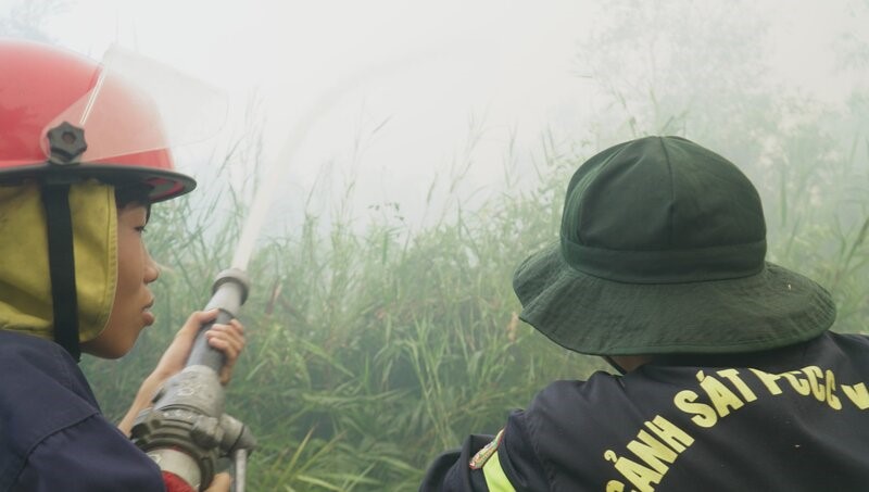 Cảnh sát PCCC Công an tỉnh Cà Mau đang tích cực dập lửa. Ảnh: Nhật Hồ