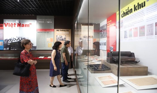 Khách tham quan gian trưng bày 1945 - 1954 tại Bảo tàng Báo chí Việt Nam. Ảnh: T.Vương