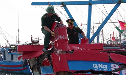 Bộ đội Biên phòng tỉnh Quảng Ngãi kiểm tra, đánh giá thiệt hại của tàu cá. Ảnh: Văn Tánh