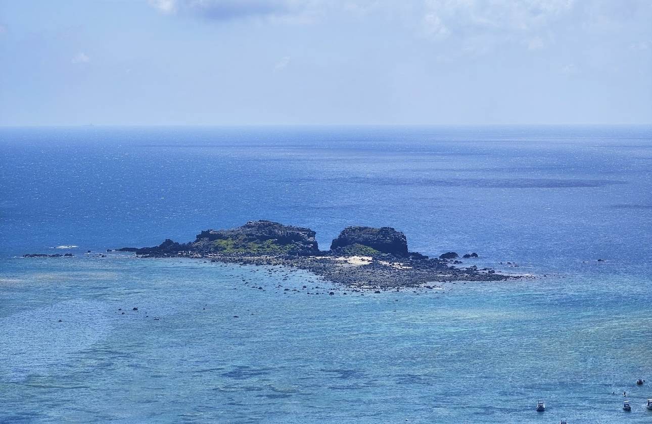 Hòn Đen nhìn từ đảo Phú Quý. Ảnh: Duy Tuấn