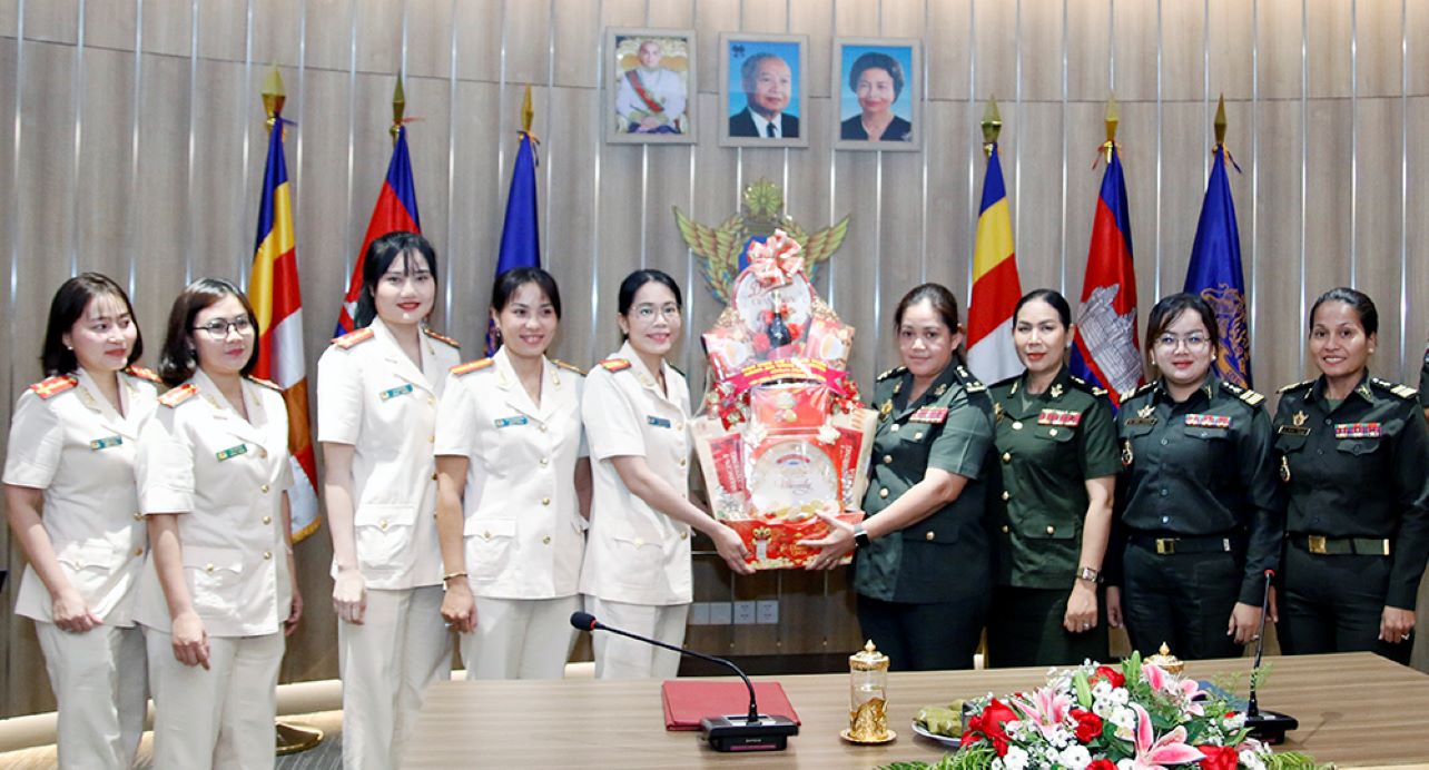 Ban Phụ nữ - Công đoàn Công an tỉnh Ang Giang trao quà Tết cho Phụ nữ các lực lượng vũ trang Campuchia. Ảnh: Vũ Tiến