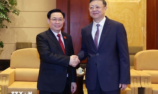 Chủ tịch Quốc hội Vương Đình Huệ tiếp Bí thư Thành ủy thành phố Thượng Hải Trần Cát Ninh. Ảnh: Nhan Sáng/TTXVN