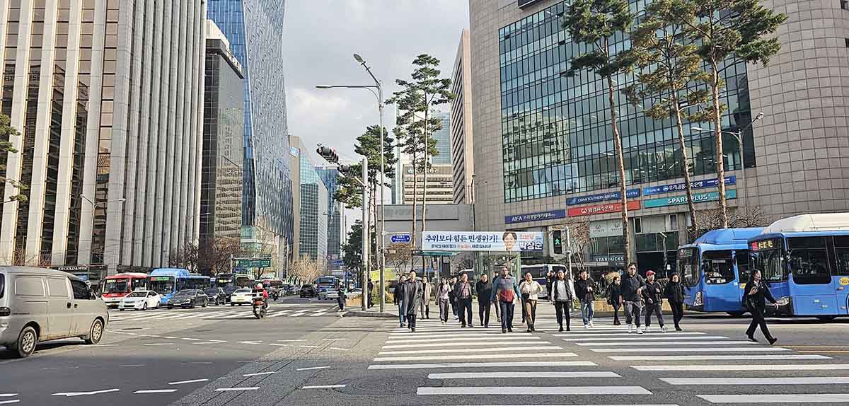 Thủ đô Seoul (Hàn Quốc) sôi động, không chỉ là điểm tham quan, còn là điểm mua sắm với du khách Việt Nam. Ảnh: Đ.M