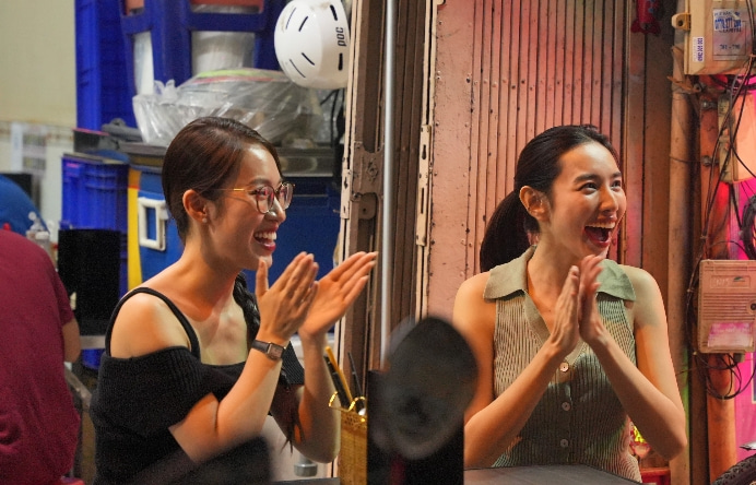 Thùy Tiên đưa Khánh Vy “Đu đêm” làm phục vụ quán ăn tại chợ