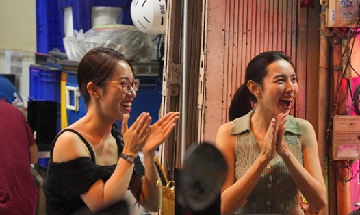 MC Khánh Vy và Hoa hậu Thùy Tiên làm phục vụ quán ăn đêm trong "Đu đêm". Ảnh: Thùy Tiên.
