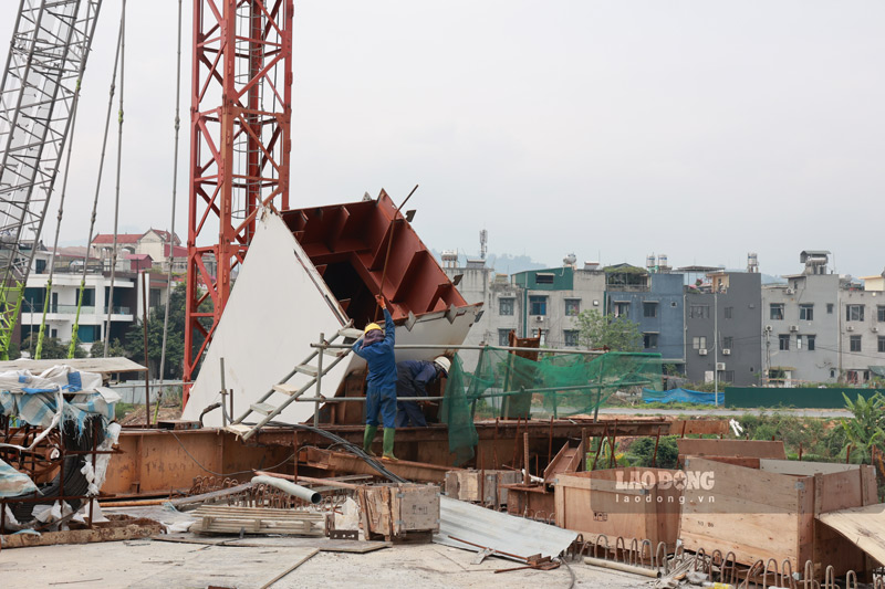 Cầu trăm tỉ Phú Thịnh gồm 5 nhịp, thiết kế kết cấu vòm chính gồm 3 nhịp vòm thép. Trong ảnh, công nhân đang thi công phần để vòm sắt chính kết nối với thân cầu.