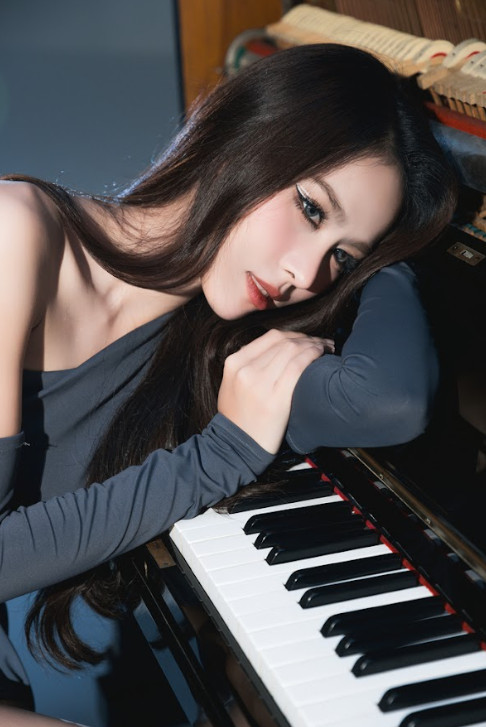Phân cảnh piano trong MV “Yếu lòng” của Ngọc Hằng. Ảnh: SV