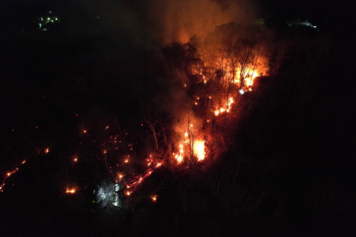Đám cháy bùng phát trong đêm trên ngọn núi đá ở Quốc lộ 56, tuyến tránh TP Bà Rịa. Ảnh: Quang Minh