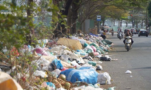 Một điểm tràn ngập rác thải trên địa bàn TPHCM. Ảnh: Chân Phúc chụp ngày 13.3.2024
