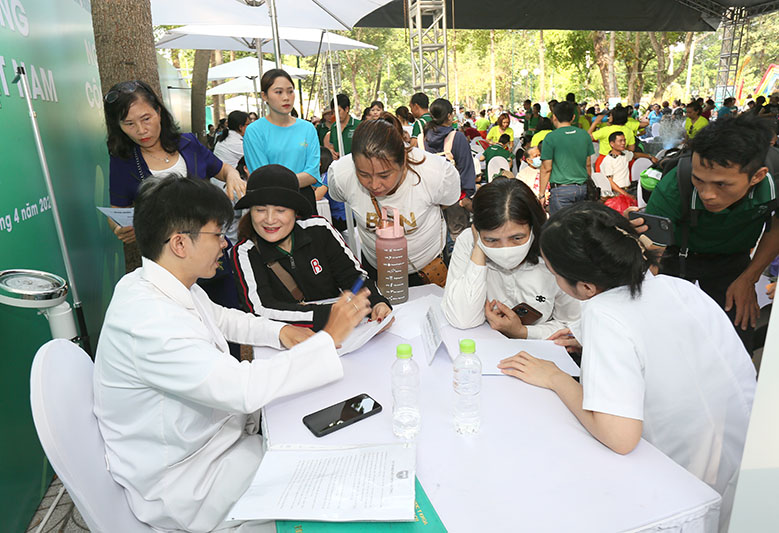 Herbalife đồng hành cùng Ngày Dinh dưỡng cộng đồng Việt Nam tại Công viên Tao Đàn, Quận 1, TPHCM. Ảnh: DN cung cấp