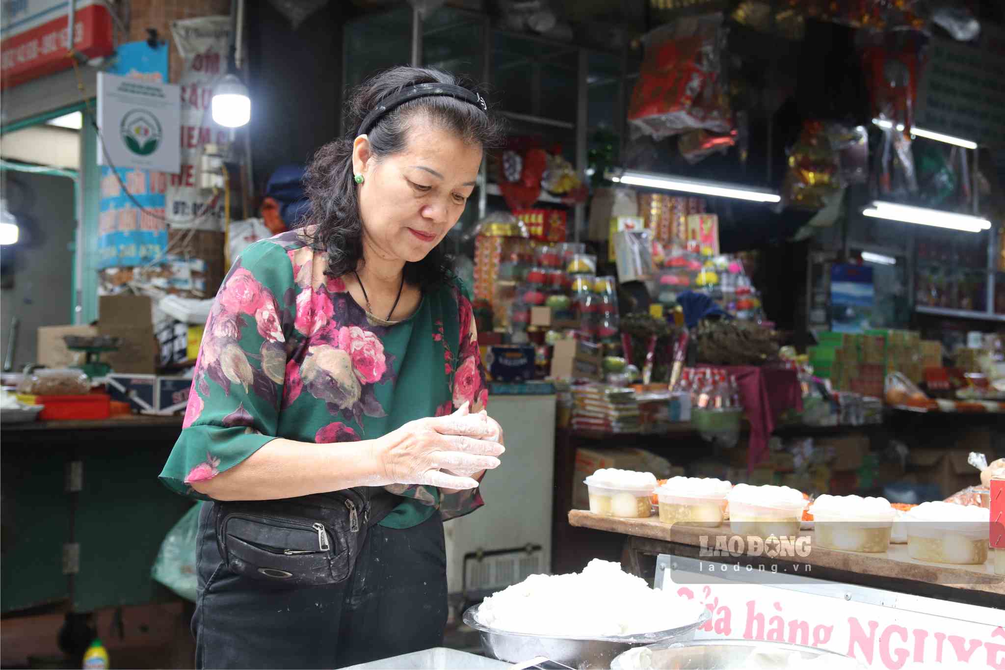 Bà Nguyễn Thị Ánh Nguyệt (tiểu thương chợ Hôm, Hoàn Kiếm) cho biết, bà bán bột để phục vụ người dân từ hôm 1.3 âm lịch, hôm nay vì nhu cầu của người dân tăng cao nên bà và các thành viên trong gia đình đã nặn thêm các sét bánh chín, người dân mua về có thể sử dụng luôn.