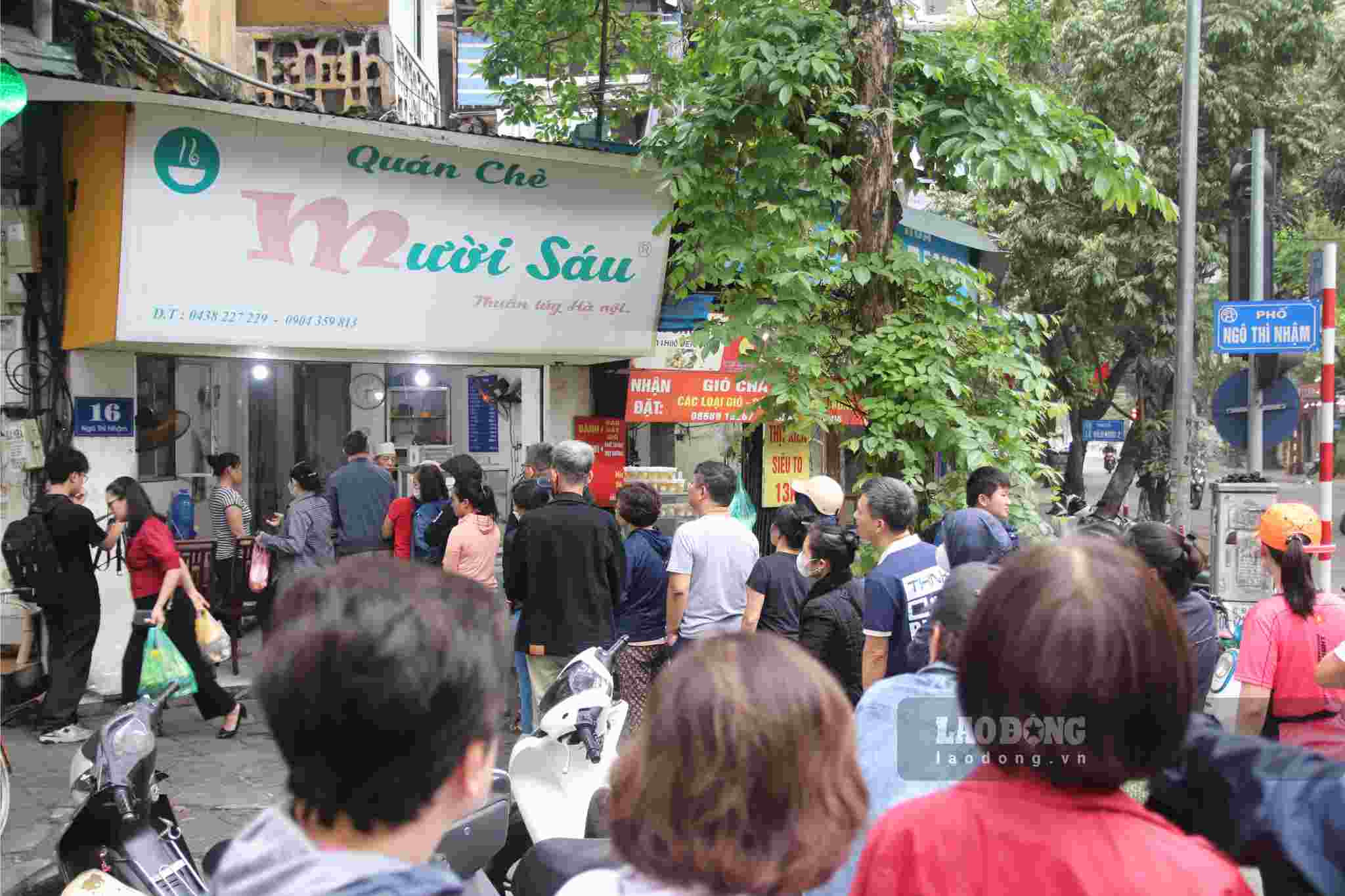Theo ghi nhận của PV, từ sáng sớm ngày 11.4, rất nhiều người dân xếp hàng dài trên phố Ngô Thì Nhậm để mua bánh trôi, bánh chay về cúng gia tiên. 
