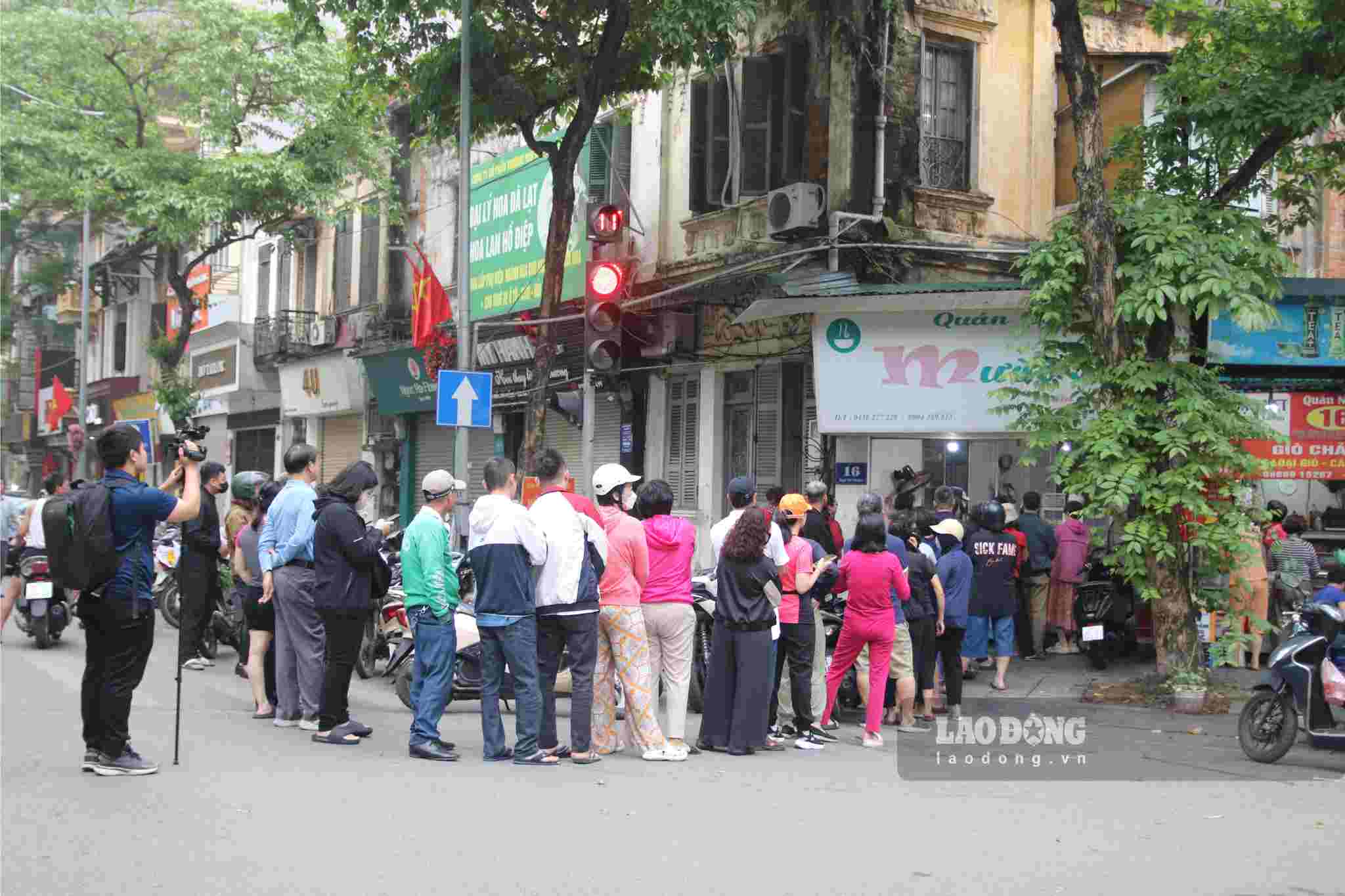 Cứ vào ngày 3.3 âm lịch, nhiều người dân Hà thành lại tìm tới hàng chè nổi tiếng trên phố Ngô Thì Nhậm (Hai Bà Trưng, Hà Nội) để mua bánh trôi, bánh chay cúng Tết Hàn thực.