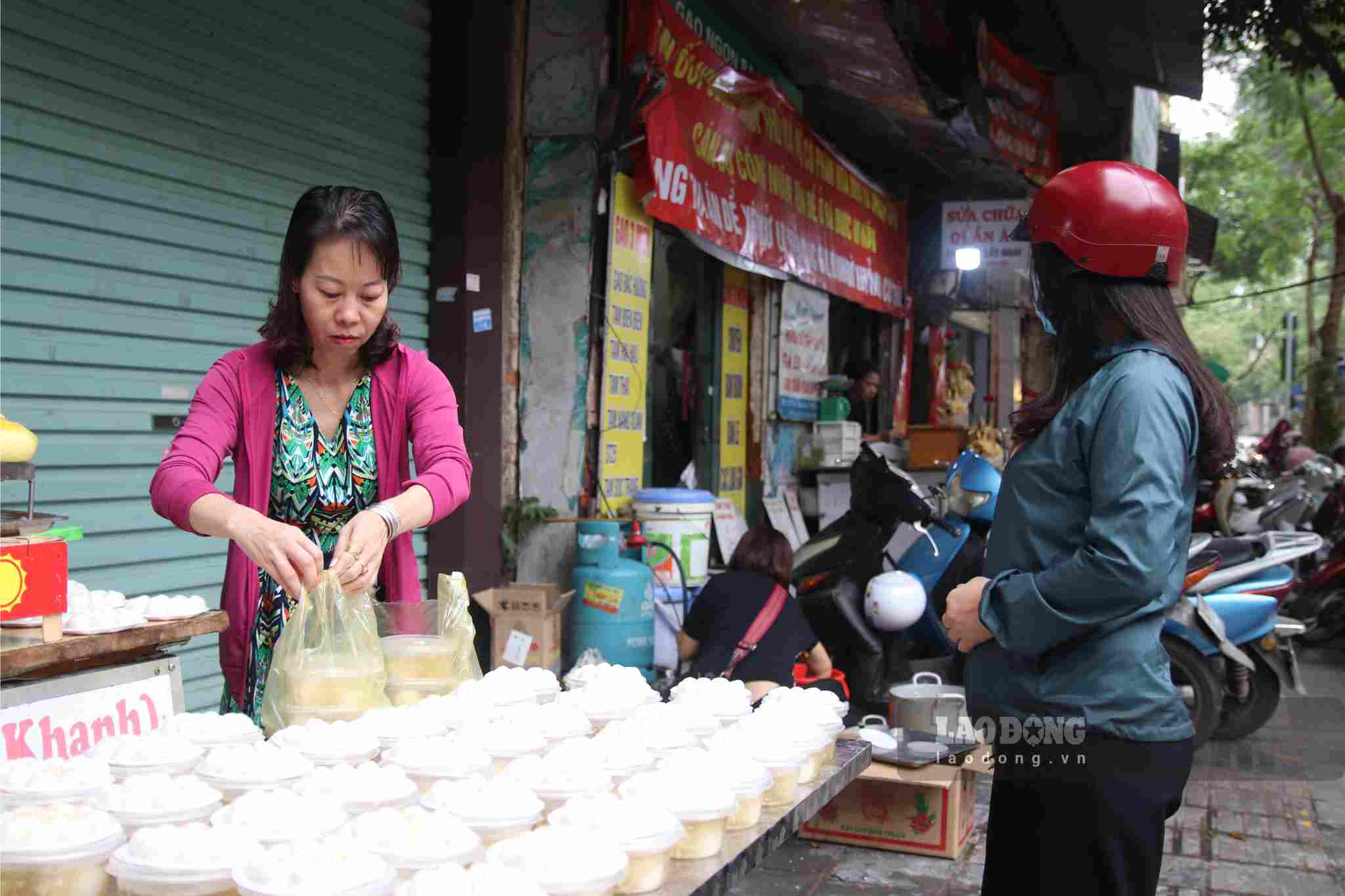 Ghi nhận tại các chợ truyền thống ở Hà Nội, bánh trôi, bánh chay cũng được rất nhiều người tìm mua. 