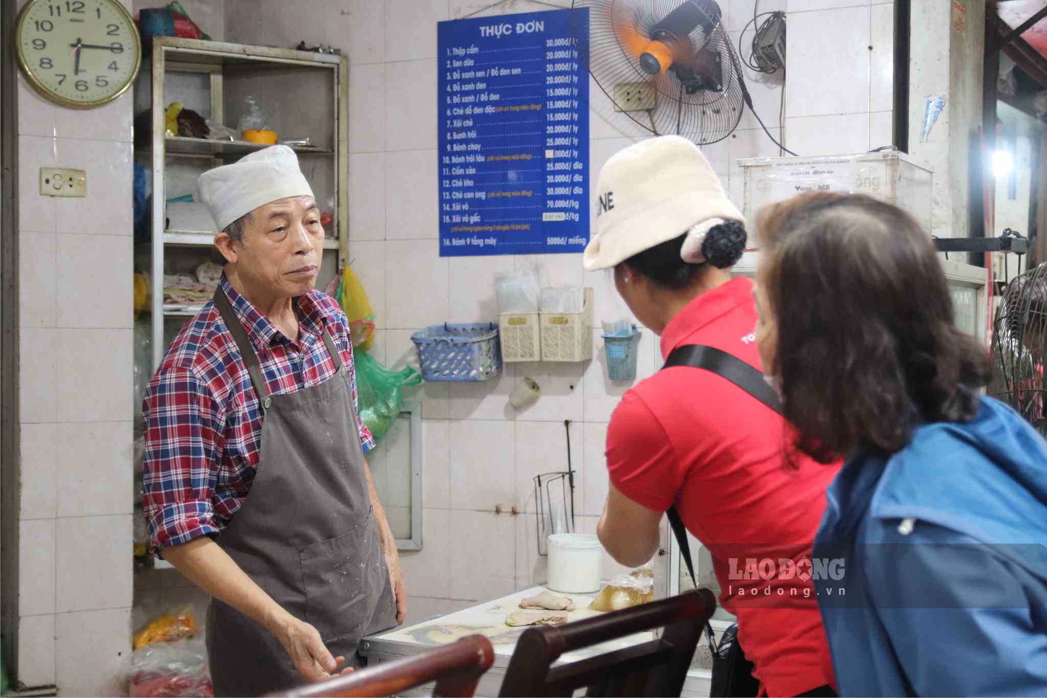 Chủ cửa hàng bán bánh trôi, bánh chay trên phố Ngô Thì Nhậm cho biết, gia đình ông đã chuẩn bị cả tạ bột, huy động tới 10 nhân lực để chuẩn bị bánh phục vụ nhu cầu của người dân. 