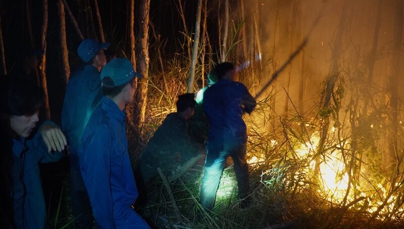 Lực lượng phòng chống cháy rừng xuyên đêm dập lửa