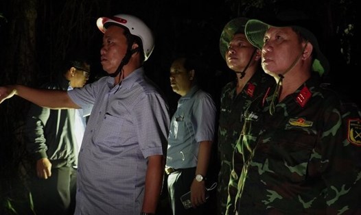 Chủ tịch UBND tỉnh Cà Mau Huỳnh Quốc Việt trực tiếp chỉ đạo công tác dập lửa tại hiện trường. Ảnh: Nhật Hồ