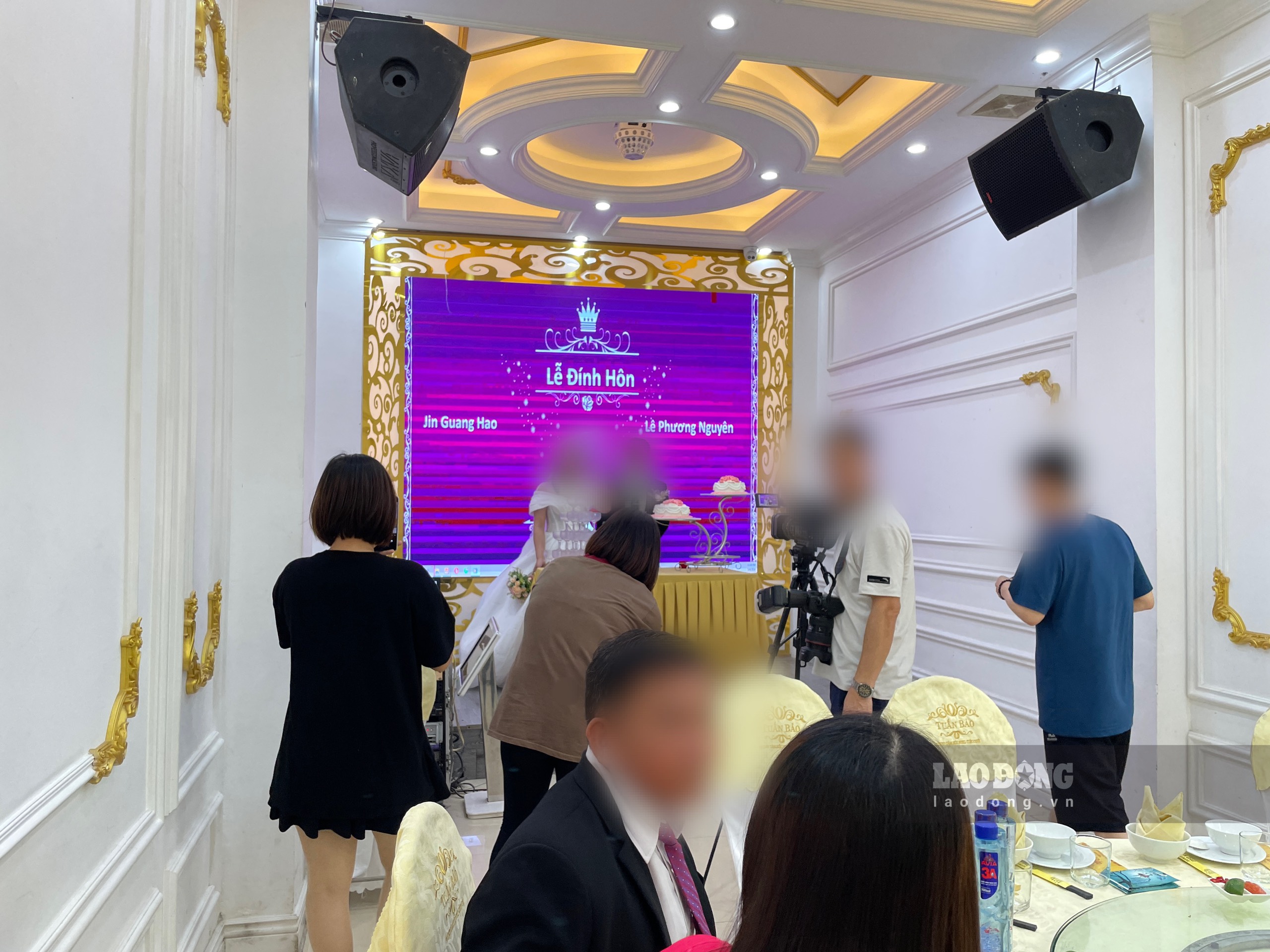 Một lễ đính hôn không có khách mời, không có họ hàng nhà trai, cả cô dâu chú rể, người phiên dịch và bố mẹ cô dâu mới chỉ vỏn vẹn 1 mâm cơm 10 người. Ảnh: Nhóm PV