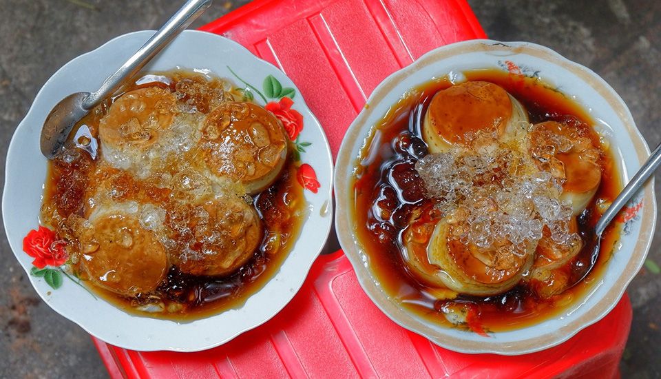 Bánh flan hay caramel là món tráng miệng có nguồn gốc từ châu Âu nhưng rất phổ biến ở Việt Nam nói riêng hay châu Á nói chung. Bánh được ưa chuộng bởi kết cấu mềm mại, hương vị béo ngậy từ trứng, ngọt ngào từ sữa, đường caramel. Ảnh: Foody