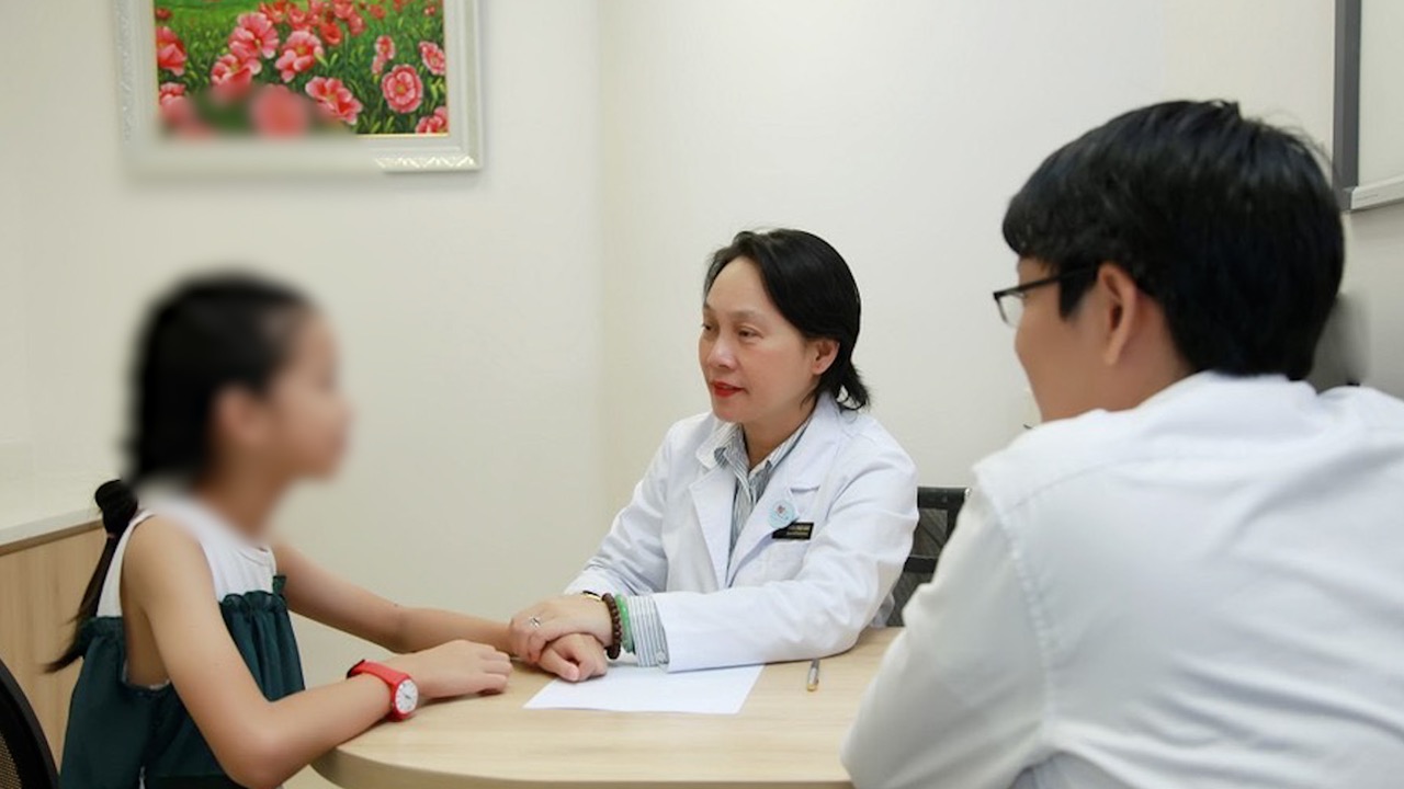 Bác sĩ tầm soát cho trẻ em có nguy cơ chậm tăng trưởng chiều cao. Ảnh: BVCC