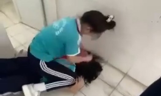Nữ sinh đánh bạn trong nhà vệ sinh vì có mâu thuẫn với nhau. Ảnh chụp từ clip