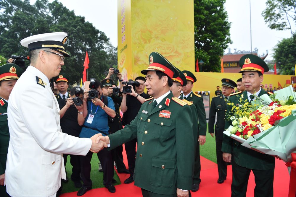 Bộ trưởng Quốc phòng Việt Nam Phan Văn Giang và Bộ trưởng Quốc phòng Trung Quốc Đổng Quân tại Cửa khẩu quốc tế Lào Cai. Ảnh: T.Vương