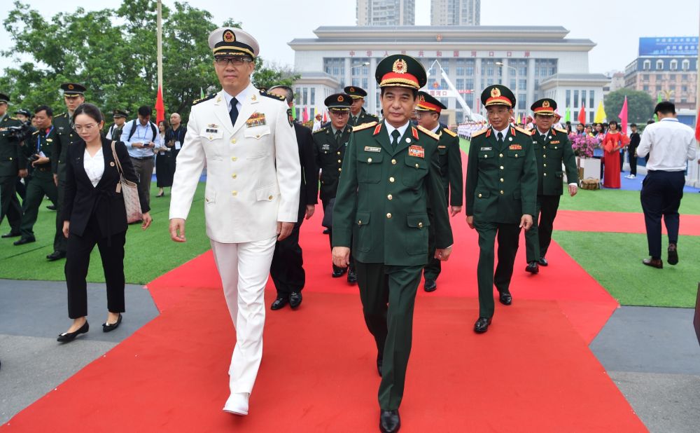 Đại tướng Phan Văn Giang - Bộ trưởng Bộ Quốc phòng Việt Nam và Thượng tướng Đổng Quân - Bộ trưởng Bộ Quốc phòng Trung Quốc. Ảnh: T.Vương