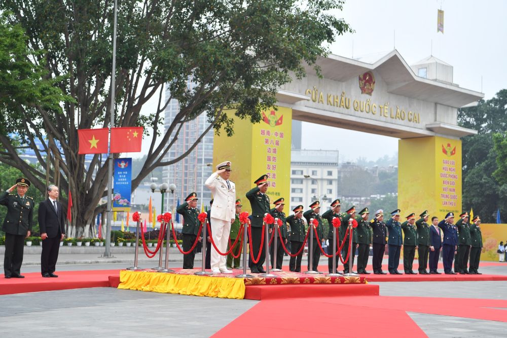 Bộ trưởng Bộ Quốc phòng Việt Nam Phan Văn Giang và Bộ trưởng Bộ Quốc phòng Trung Quốc Đổng Quân và các đại biểu thực hiện nghi lễ chào cờ. Ảnh: T.Vương