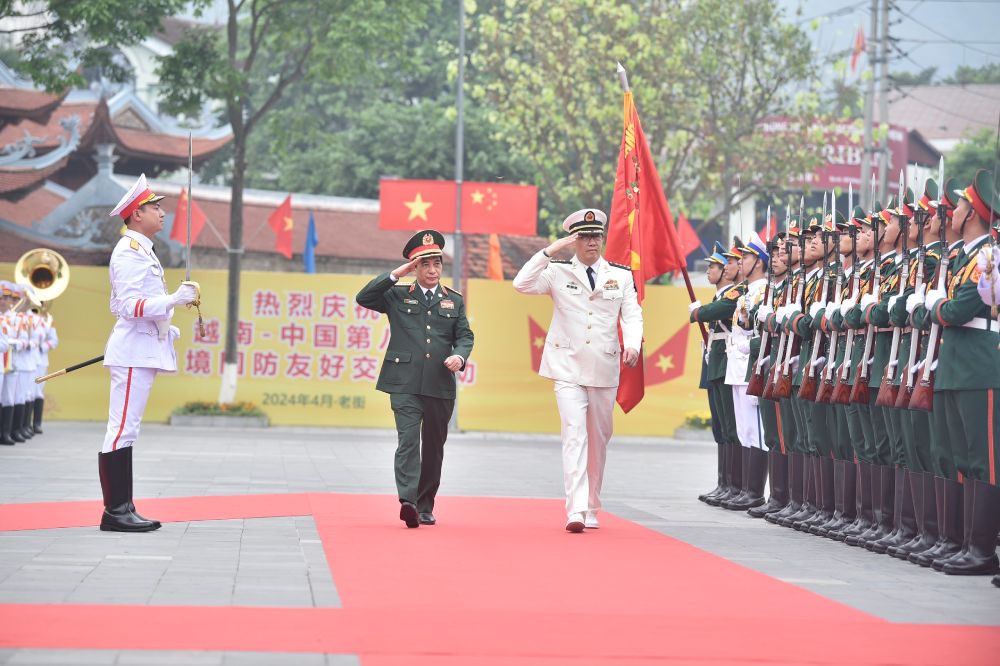 Bộ trưởng Phan Văn Giang và Bộ trưởng Đổng Quân duyệt đội danh dự Quân đội nhân dân Việt Nam. Ảnh: T.Vương