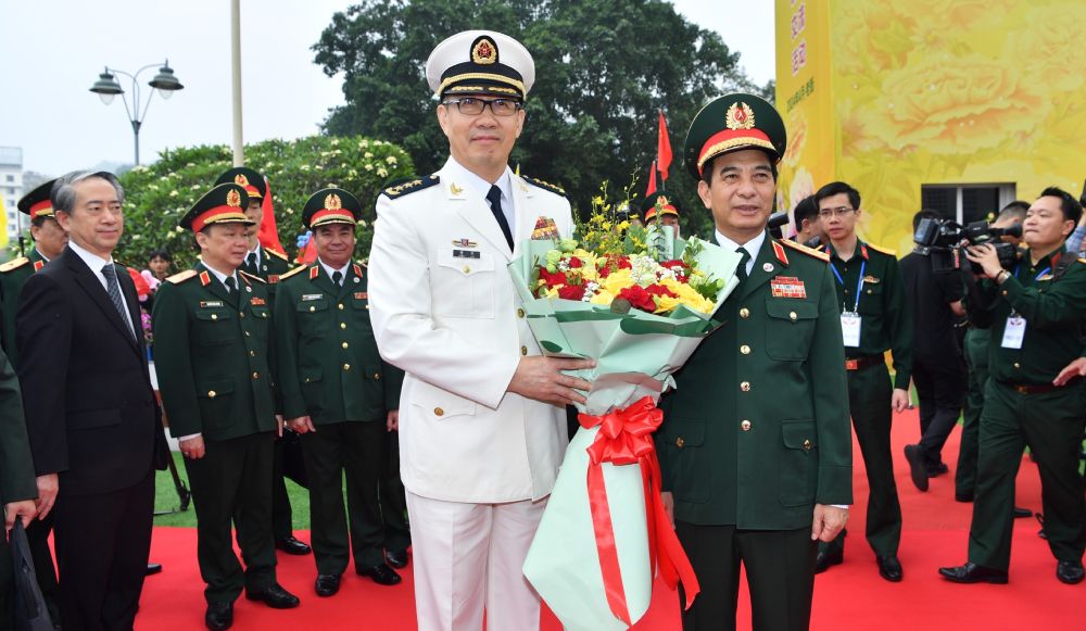 Đại tướng Phan Văn Giang - Bộ trưởng Bộ Quốc phòng Việt Nam tặng hoa Thượng tướng Đổng Quân - Bộ trưởng Bộ Quốc phòng Trung Quốc. Ảnh: T.Vương