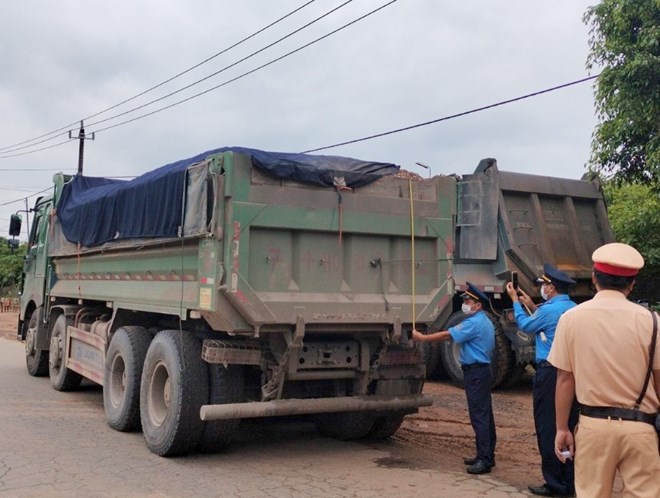 Lực lượng chức năng tỉnh Quảng Trị kiểm soát tải trọng xe. Ảnh: Hàn Nguyên.
