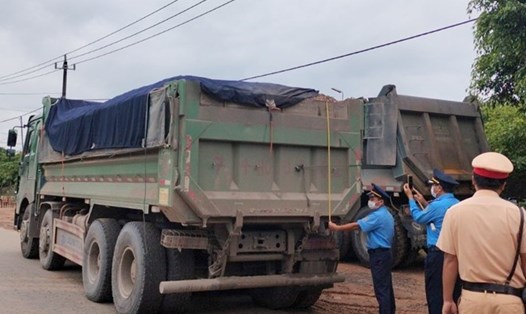 Lực lượng chức năng tỉnh Quảng Trị kiểm soát tải trọng xe. Ảnh: Hàn Nguyên.
