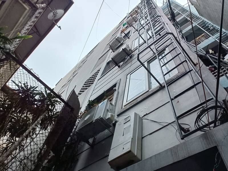Toà chung cư mini vừa bị nứt cột tại số 22B (ngõ 236/17 đường Khương Đình, quận Thanh Xuân, Hà Nội). Ảnh: Thu Giang
