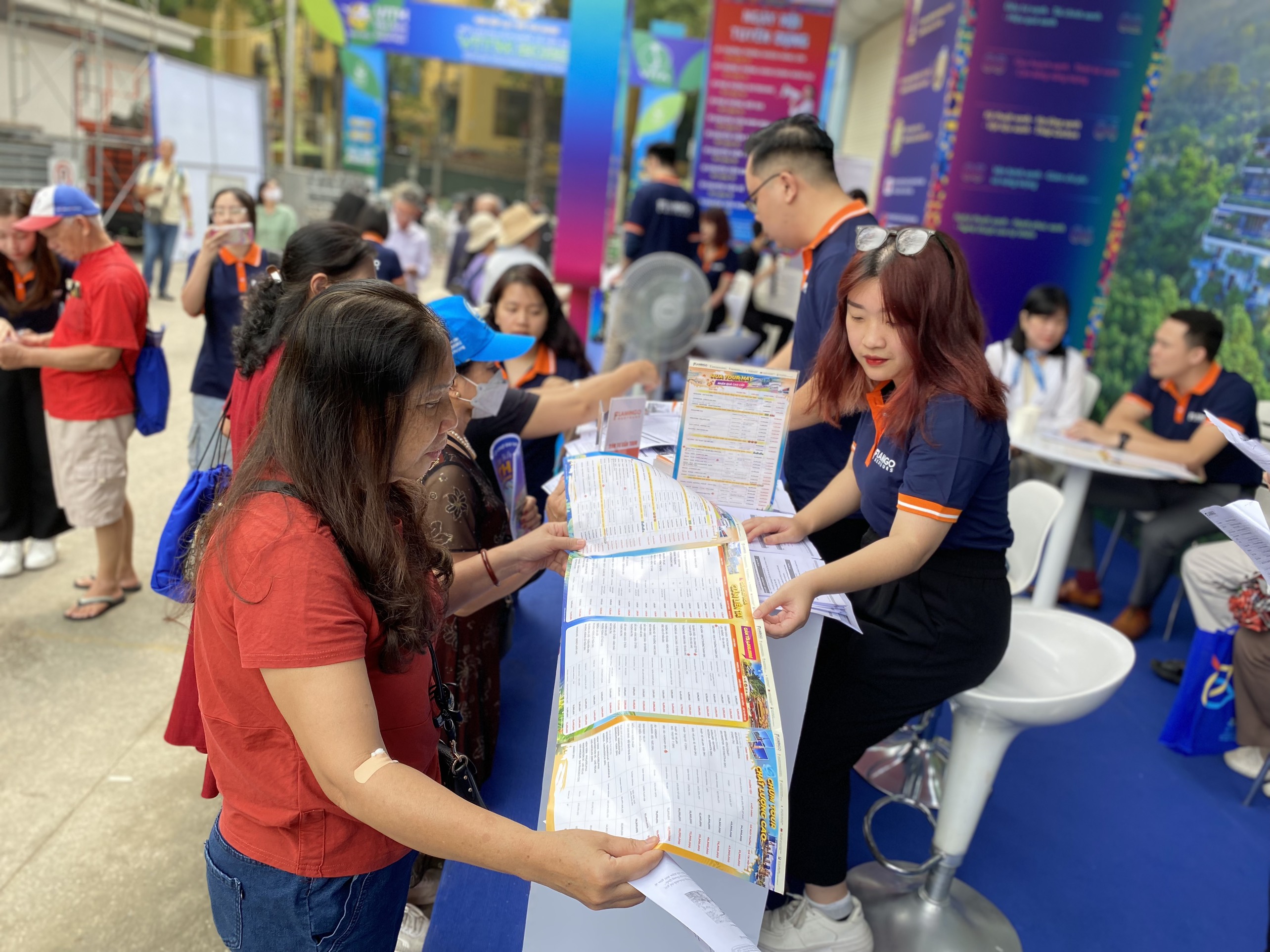 Gian hàng Flamingo Redtours chào bán hàng loạt sản phẩm đa dạng từ phòng lưu trú, gói combo cho đến tour trọn gói… Bên cạnh đó, những du khách chưa lựa chọn được tour như ý có cơ hội nhận được những phần quà có giá trị khi tham gia minigame trực tuyến trong thời gian diễn ra hội chợ.